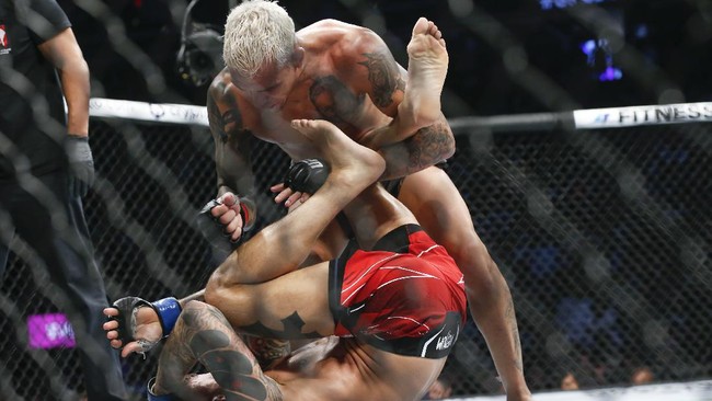 Charles Oliveira berhasil mengalahkan Dustin Poirier di UFC 269 dan mempertahankan sabuk juara UFC. Berikut fakta menarik usai laga tersebut.