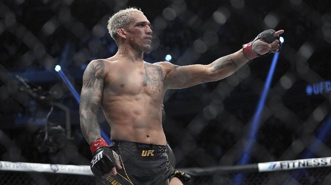 Charles Oliveira mengalahkan Beneil Dariush dengan TKO pada ronde pertama dalam UFC 289 di Rogers Arena, Vancouver, Kanada.