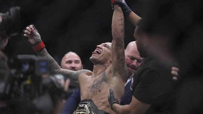 Keberhasilan Charles Oliveira mempertahankan sabuk kelas ringan UFC lawan Dustin Poirier berdampak pada peringkatnya di pound for pound UFC.