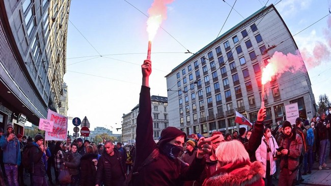 Sekitar 44 ribu warga Austria memprotes aturan wajib vaksin Covid-19 dengan ancaman denda bisa mencapai setara Rp58,4 juta bagi yang menolak diimunisasi.