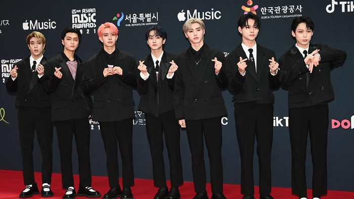 Boy group yang sukses mendapat penghargaan Best New Artist (Male) di MAMA 2021 yaitu ENHYPEN tampil dengan gaya keren dan klasik dalam balutan jas dan dasi hitam./ Foto: soompi.com