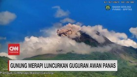 VIDEO: Gunung Merapi Luncurkan Guguran Awan Panas