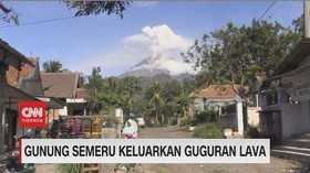VIDEO: Gunung Semeru Keluarkan Guguran Lava