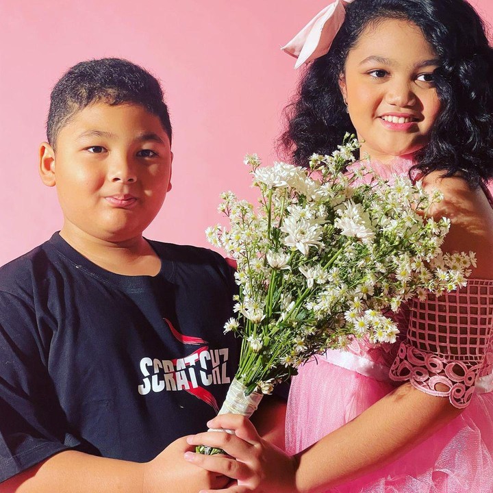 <p>Usia Kellen dan kakaknya, Amora, terpaut 1 tahun. Mereka tampak akrab bak teman sebaya, namun sepertinya mereka memiliki minat yang berbeda, Bunda. (Foto: instagram/kellenlemos12)</p>