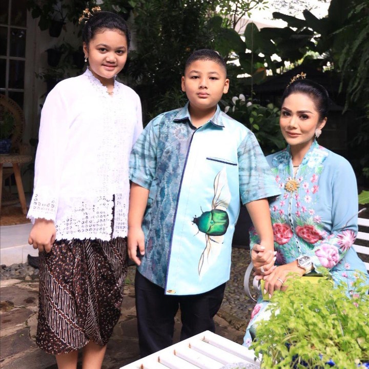 <p>Putra bungsu Krisdayanti, Kellen, berulang tahun ke-9 hari ini. Sang Bunda tampak menuliskan ucapan menyentuh seraya mengunggah foto mereka di instagram pribadinya. (Foto: instagram.com/krisdayantilemos)</p>