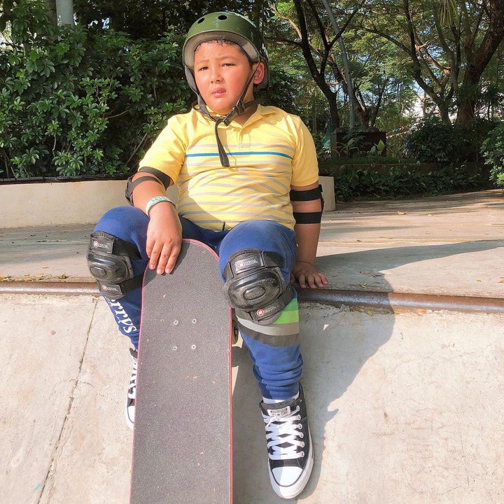 <p>Amora beberapa kali tampak unjuk kebolehan bernyanyi di instagram, suaranya merdu seperti sang Bunda. Namun Kellen, melalui foto di instagramnya tampak menyenangi aktivitas fisik. Ia aktif bermain skateboard. (Foto: instagram.com/kellenlemos12)</p>