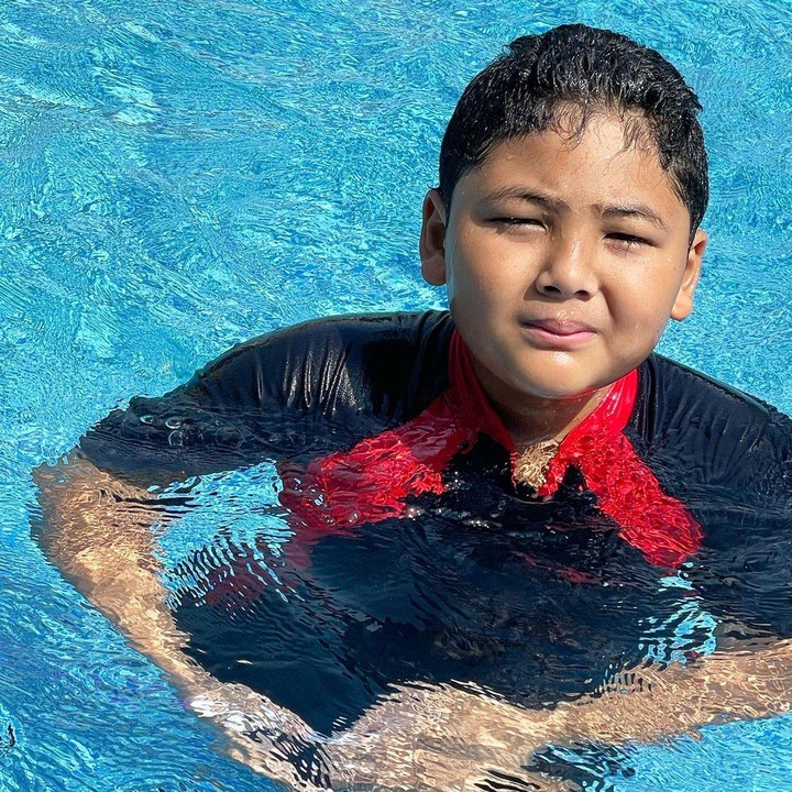 <p>Selain skateboard, Kellen juga tampak suka renang dan sepak bola, Bunda. (Foto: instagram.com/kellenlemos12)</p>