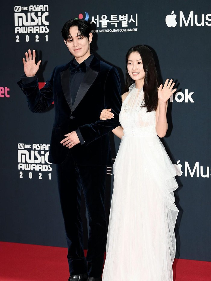 Pasangan selanjutnya yaitu Kim Young Dae dan Kim Hye Yoon tampil bak yin yang dengan outfit berwarna hitam dan putih. Pasangan yang satu ini pun pernah disatukan dalam drama berjudul Extraordinary You./ Foto: soompi.com