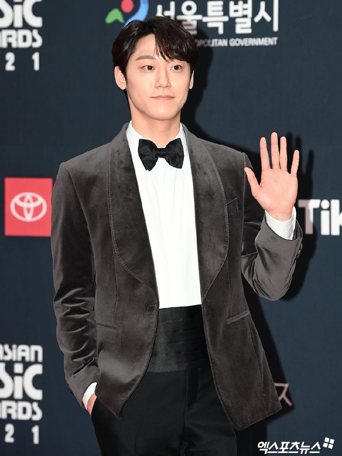 Salah satu aktor yang makin bersinar di tahun 2021, Lee Do Hyun, turut hadir di MAMA 2021 ini. Dengan gaya klasik perpaduan jas dan dasi kupu-kupu, Lee Do Hyun sukses mencuri atensi para fans./ Foto: soompi.com