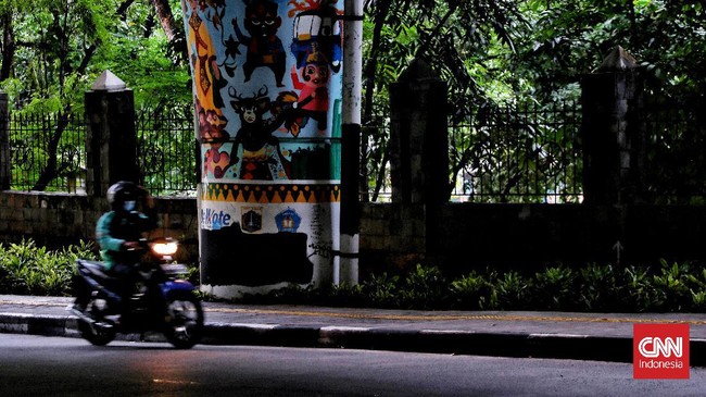 Lurah Cipete Utara, Nurcahya menilai pagar yang berdiri di atas trotoar Jalan Antasari mengganggu pejalan kaki. Pagar itu, kini sudah dibongkar.