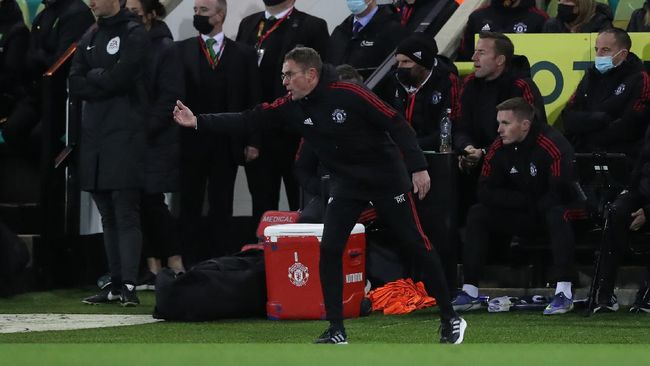 Pelatih Manchester United, Ralf Rangnick, lupa jadwal latihan skuad Setan Merah dan harus pulang menanggung malu.