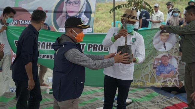 Bupati Subang H Ruhimat, yang biasa dipanggil Kang Jimat, mencanangkan penanaman 3 juta pohon di wilayah Kabupaten Subang.