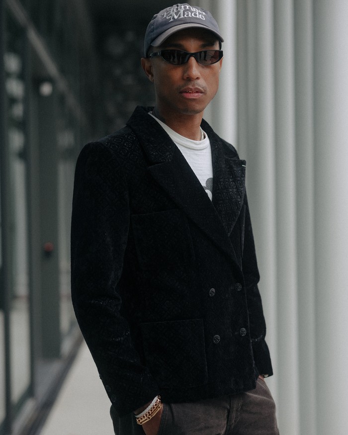 Pharrell Williams kembali membuktikan bahwa terdapat kreasi dari Chanel yang bisa dikenakan kaum Adam. Ia memakai jaket dari koleksi Métiers d’art 2021. Foto: Courtesy of Chanel