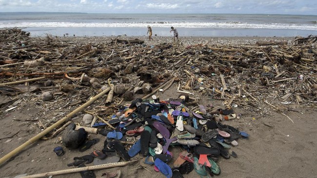 Petugas kebersihan mengumpulkan 400 ton sampah dari kawasan Pantai Berawa, Bali selama dua hari membersihkan kawasan pantai.