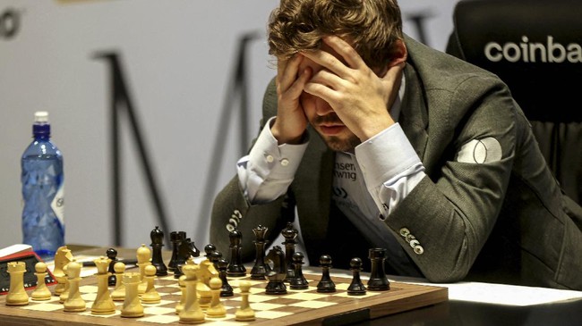 Pecatur nomor satu dunia, Magnus Carlsen, menyita perhatian karena perilaku yang agak absurd.