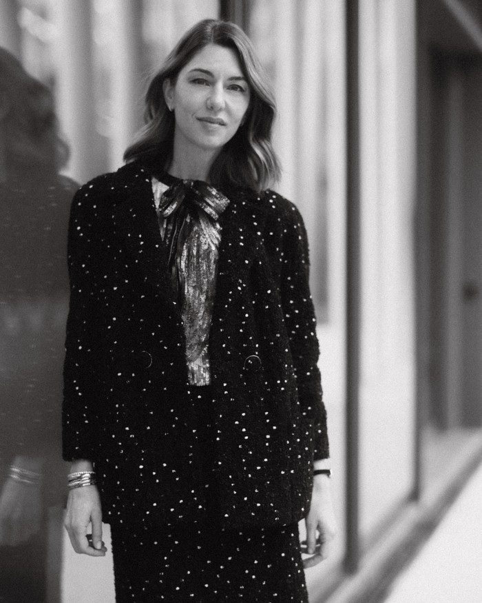 Padanan dress dan jaket dari koleksi Chanel haute couture fall/winter 2021 menjadi pilihan gaya elegan Sofia Coppola. Foto: Courtesy of Chanel
