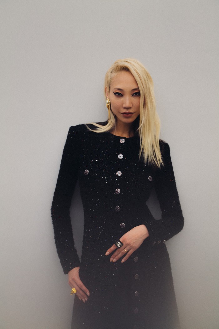 Model Soo Joo Park tampil elegan dalam balutan coat hitam klasik. Foto: BOBY/Courtesy of Chanel