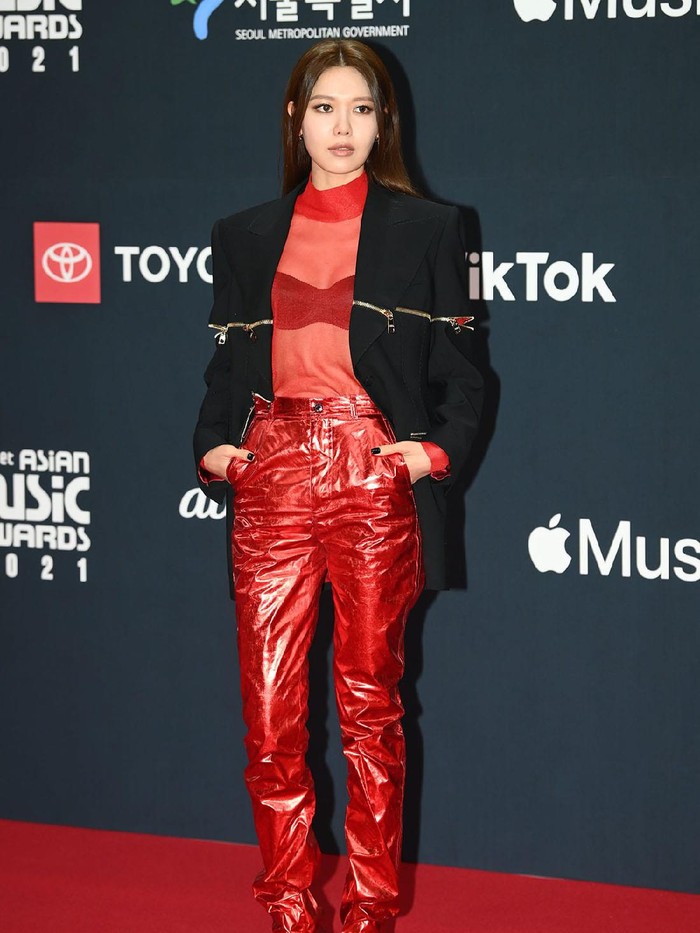 Masih dari anggota Girls' Generation, Sooyoung tampil berani dengan perpaduan outfit berwarna merah dan hitam. Dalam gaya modis dengan sentuhan boyish ini, Sooyoung terlihat makin berkarisma ya, Beauties!/ Foto: soompi.com