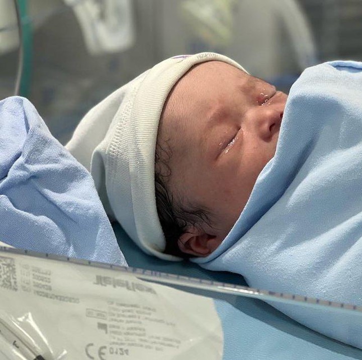 <p>Nathalie Holscher melahirkan bayi berjenis kelamin laki-laki. Saat ini nama putra mereka masih dirahasiakan, Bunda. (Foto: Instagram @ferdinan_sule / @nafaspertama)</p>