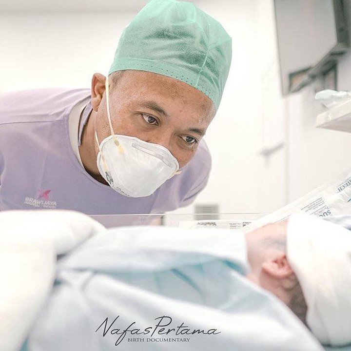 <p>Komedian Sule tengah berbahagia. Ia baru saja menyambut kelahiran anak pertama dari Nathalie Holscher. (Foto: Instagram @ferdinan_sule / @nafaspertama)</p>