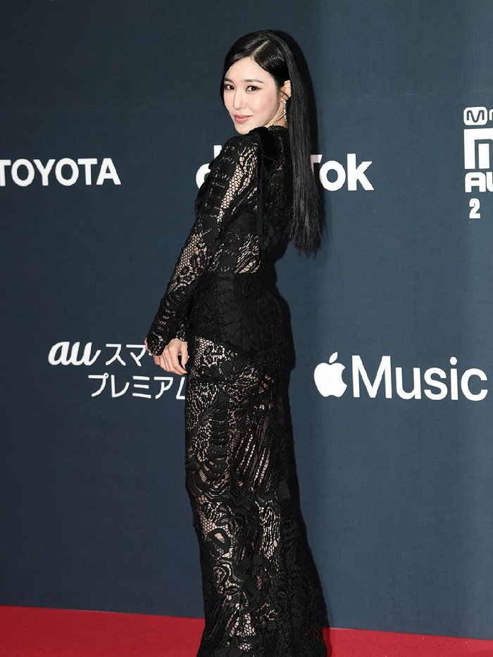Anggota girl group Girls' Generation sekaligus penyanyi solo Tiffany Young hadir dalam pergelaran MAMA di tahun 2021 ini. Dengan gaya feminin dengan kesan seksi, Tiffany terlihat memukau dalam gaun see-through berwarna hitam./ Foto: soompi.com