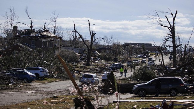 Setidaknya 79 orang tewas setelah 30 tornado menerjang lima negara bagian Amerika Serikat sejak Jumat (10/12) malam waktu setempat.