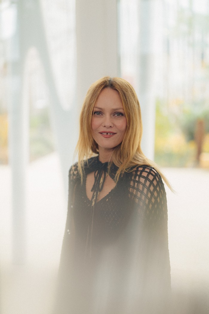 Penyanyi dan Ibu dari Lily Rose-Depp, Vanessa Paradis tampil chic memakai atasan dan rok dari koleksi Chanel cruise 2021. Foto: BOBY/Courtesy of Chanel