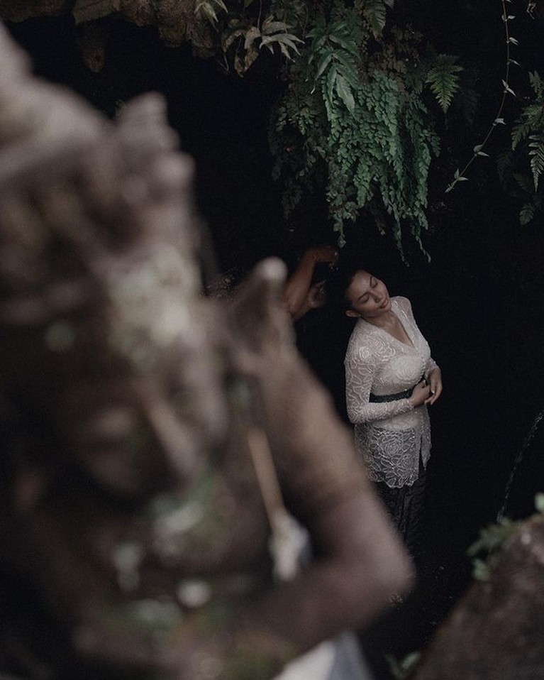 7 Foto Ariel Tatum Jalani Upacara Melukat Agama Hindu di Bali Jadi Sorotan