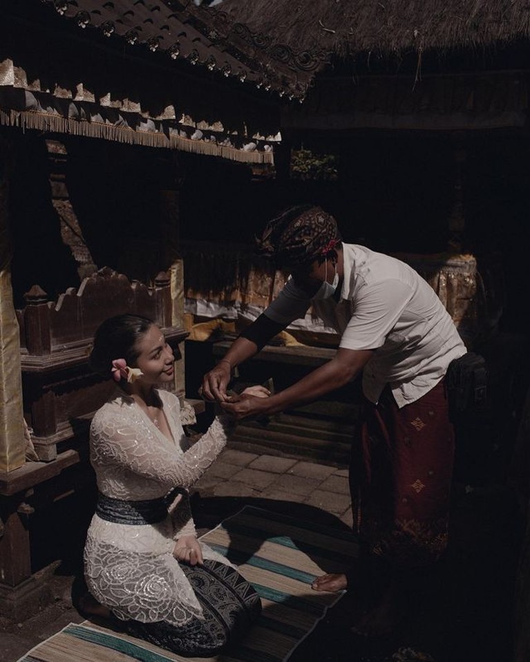 7 Foto Ariel Tatum Jalani Upacara Melukat Agama Hindu di Bali Jadi Sorotan