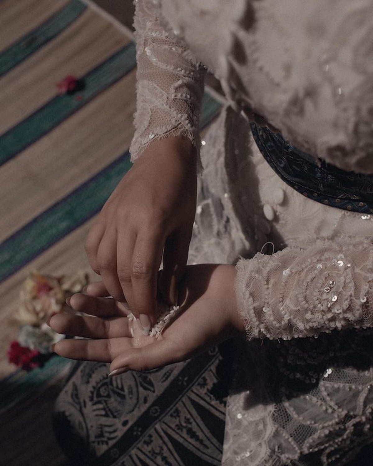 7 Foto Ariel Tatum Jalani Upacara Melukat Agama Hindu di Bali Jadi Sorotan