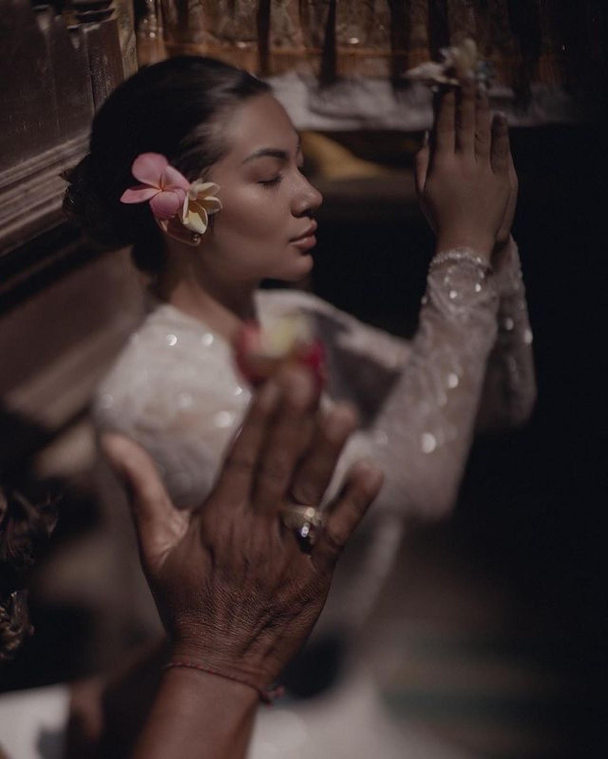 7 Foto Ariel Tatum Jalani Upacara Melukat Agama Hindu di Bali Jadi Sorotan