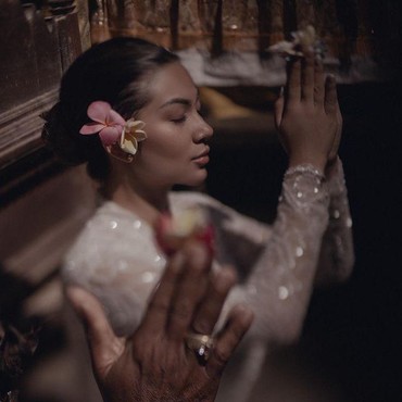 7 Foto Ariel Tatum Jalani Ritual Agama Hindu di Bali yang Jadi Sorotan