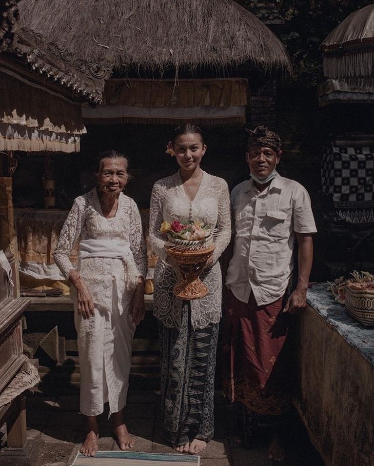 7 Foto Ariel Tatum Jalani Upacara Melukat Agama Hindu di Bali Jadi Sorotan