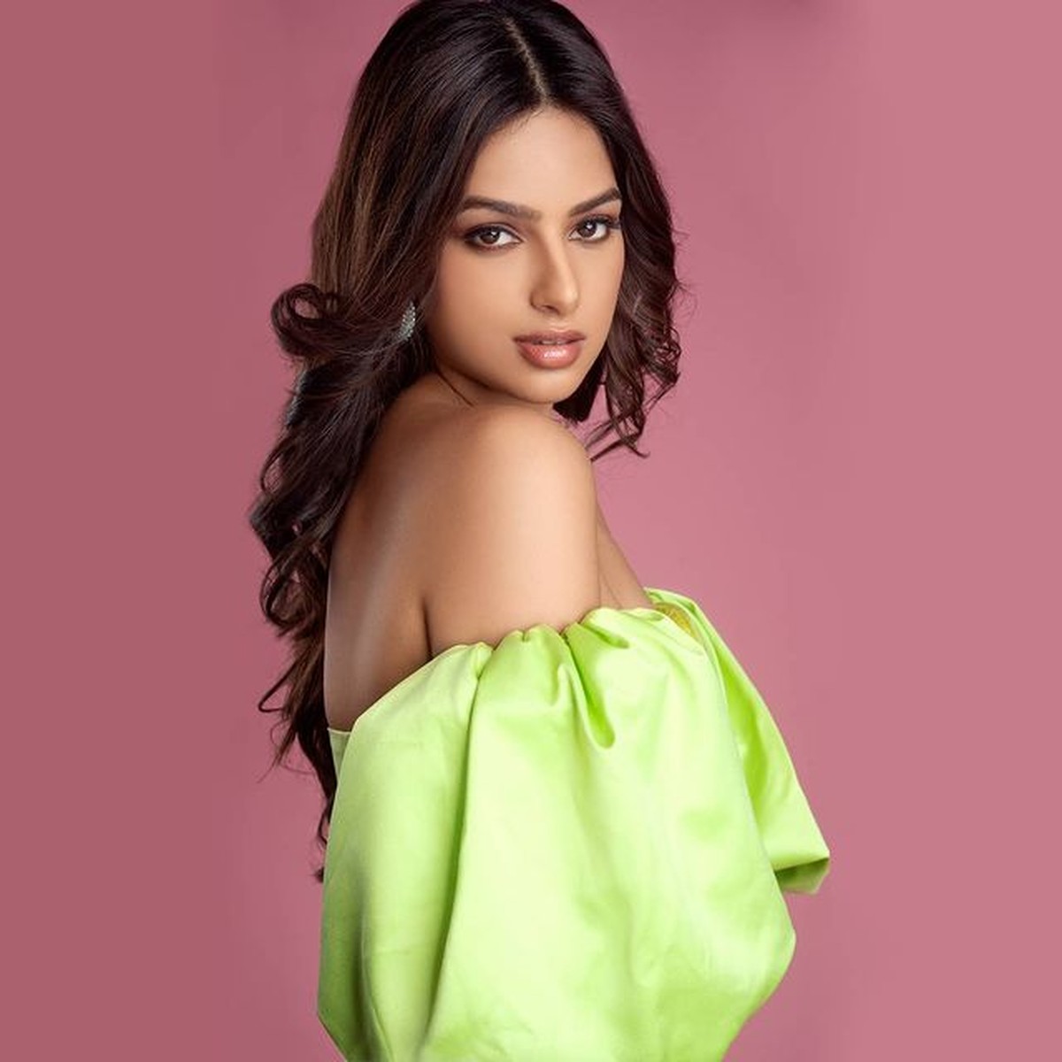 Ajang kecantikan Miss Universe 2021 telah dimenangkan oleh perempuan cantik asal India Harnaaz Shandu&period; Yuk intip pesonanya&excl;