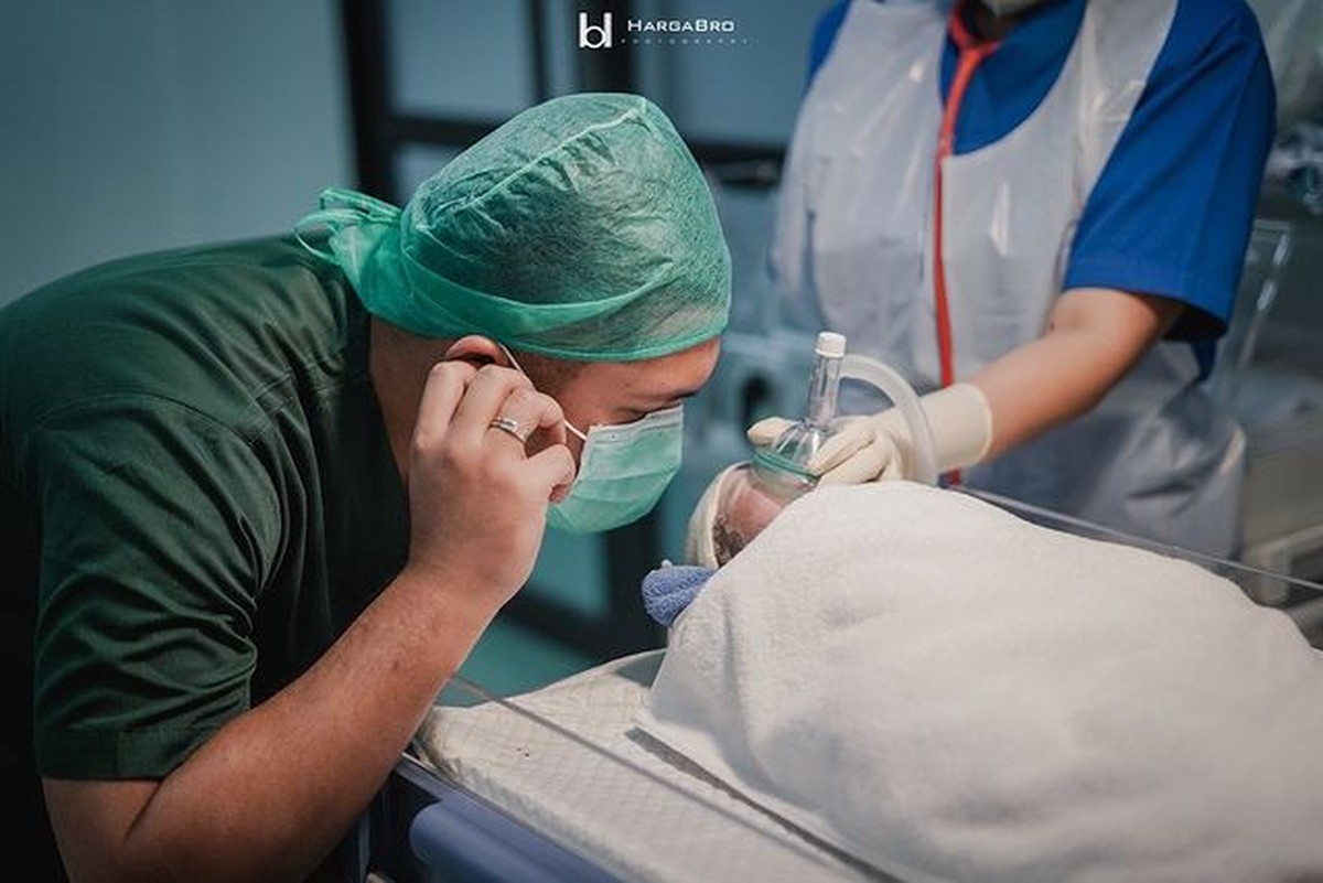 Kabar bahagia datang dari Kesha Ratuliu yang telah melahirkan anak pertamanya dengan Adhi Permana&period; Yuk intip potretnya&excl;