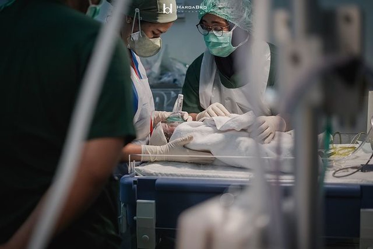 Kabar bahagia datang dari Kesha Ratuliu yang telah melahirkan anak pertamanya dengan Adhi Permana&period; Yuk intip potretnya&excl;