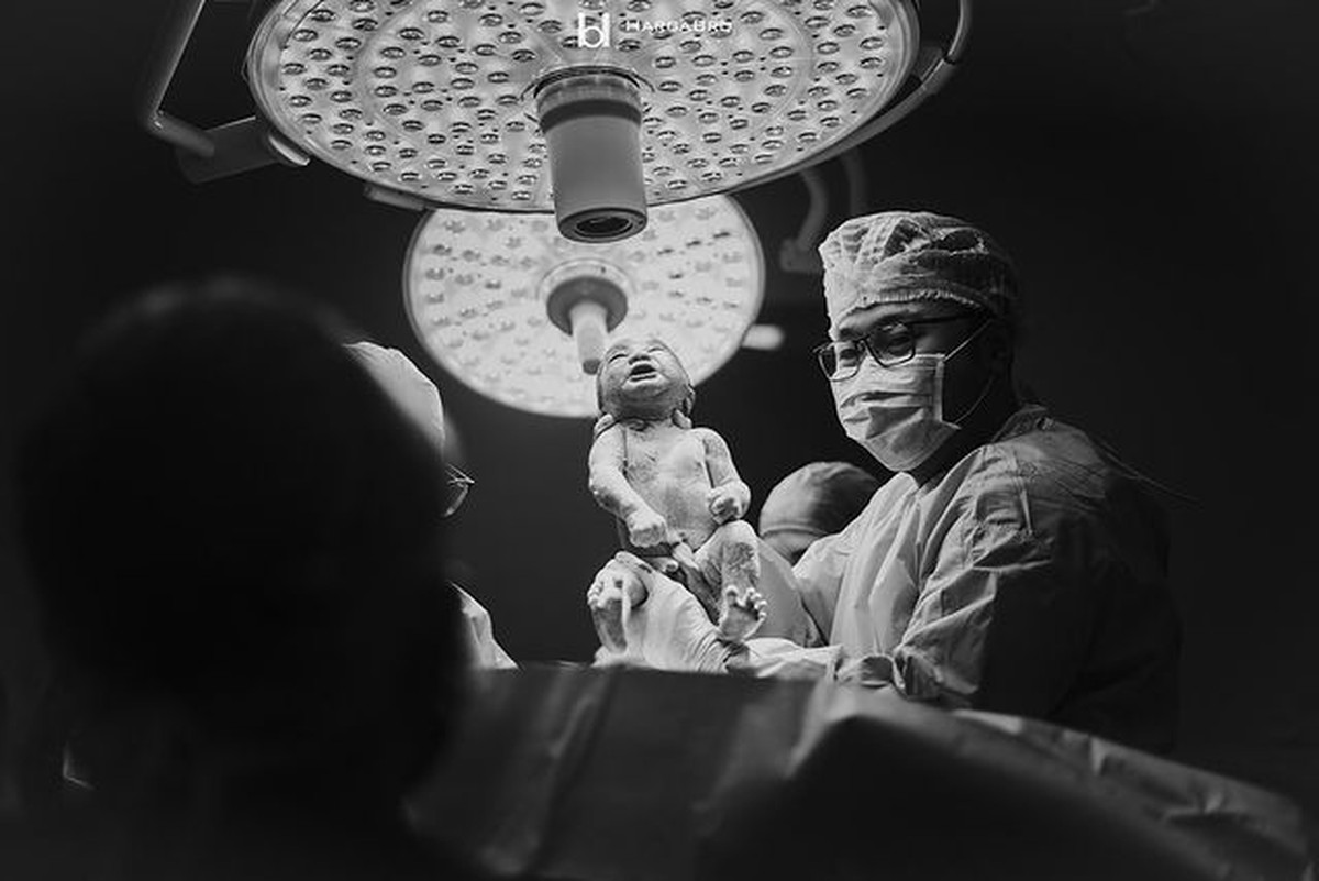 Kabar bahagia datang dari Kesha Ratuliu yang telah melahirkan anak pertamanya dengan Adhi Permana&period; Yuk intip potretnya&excl;