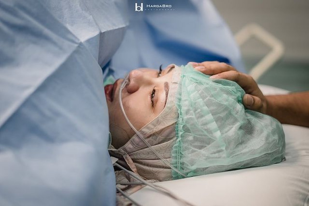 Kabar bahagia datang dari Kesha Ratuliu yang telah melahirkan anak pertamanya dengan Adhi Permana&period; Yuk intip potretnya&excl;