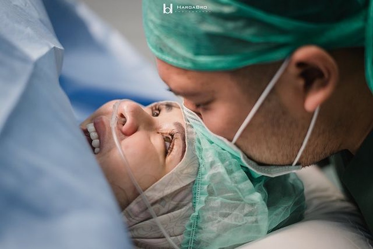 Kabar bahagia datang dari Kesha Ratuliu yang telah melahirkan anak pertamanya dengan Adhi Permana&period; Yuk intip potretnya&excl;