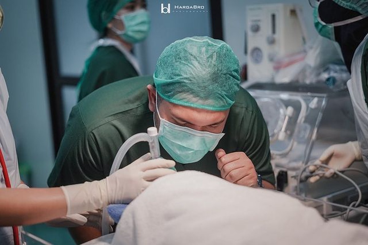 Kabar bahagia datang dari Kesha Ratuliu yang telah melahirkan anak pertamanya dengan Adhi Permana&period; Yuk intip potretnya&excl;