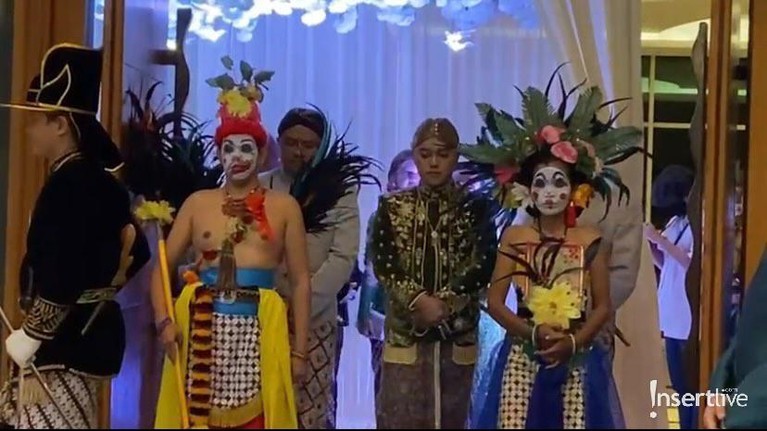 8 Momen Panggih Resepsi Danang DA & Hemas Nura Kental dengan Adat Setelah resmi menikah, Danang DA dan Hemas Nura gelar resepsi pernikahan yang kental dengan adat. Yuk intip!