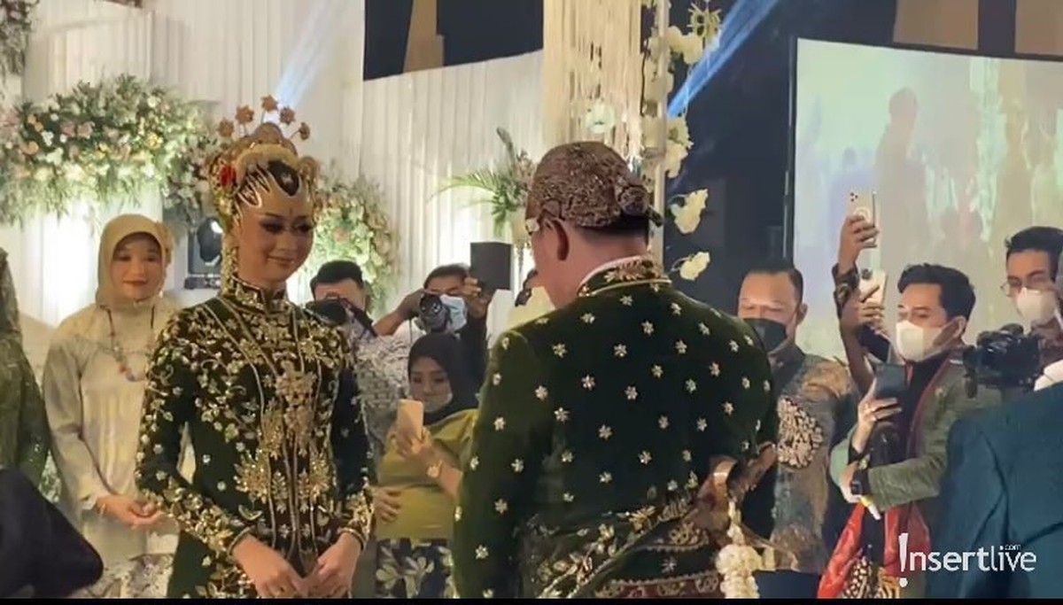 Setelah resmi menikah&comma; Danang DA dan Hemas Nura gelar resepsi pernikahan yang kental dengan adat&period; Yuk intip&excl;