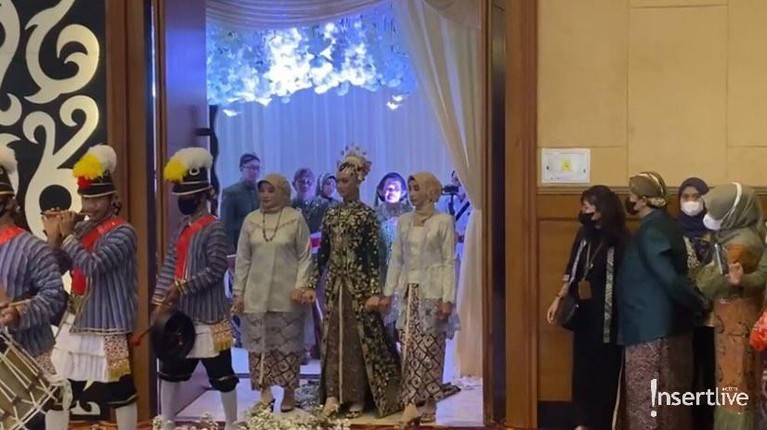 8 Momen Panggih Resepsi Danang DA & Hemas Nura Kental dengan Adat Setelah resmi menikah, Danang DA dan Hemas Nura gelar resepsi pernikahan yang kental dengan adat. Yuk intip!