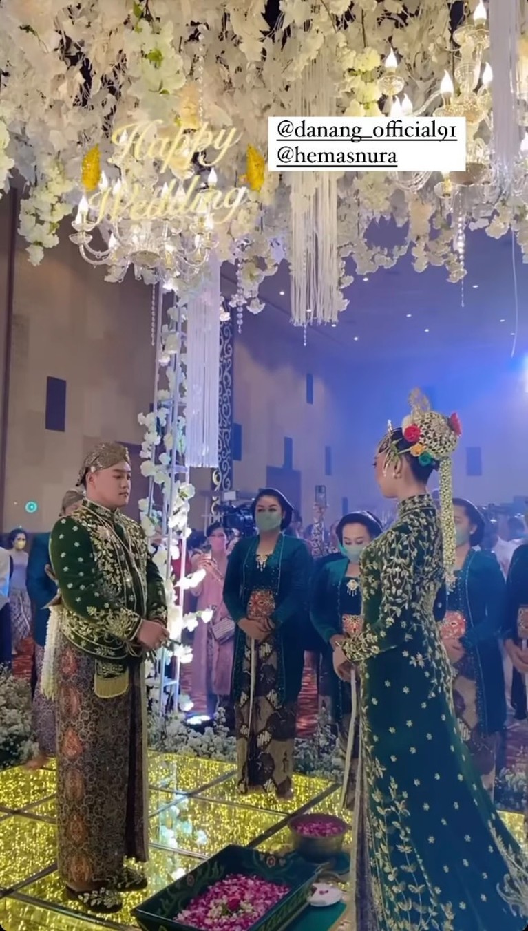 8 Momen Panggih Resepsi Pernikahan Danang DA dan Hemas Nura Kental dengan Adat Setelah resmi menikah, Danang DA dan Hemas Nura gelar resepsi pernikahan yang kental dengan adat. Yuk intip!