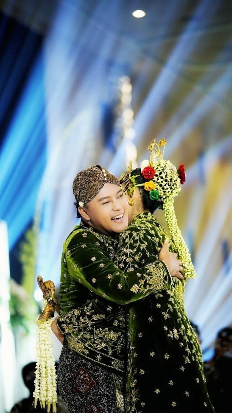 8 Momen Panggih Resepsi Pernikahan Danang DA dan Hemas Nura Kental dengan Adat Setelah resmi menikah, Danang DA dan Hemas Nura gelar resepsi pernikahan yang kental dengan adat. Yuk intip!