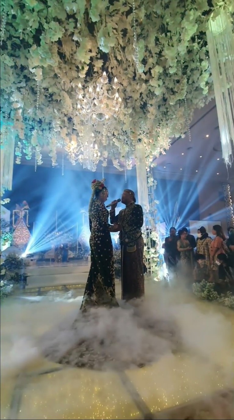 8 Momen Panggih Resepsi Pernikahan Danang DA dan Hemas Nura Kental dengan Adat Setelah resmi menikah, Danang DA dan Hemas Nura gelar resepsi pernikahan yang kental dengan adat. Yuk intip!