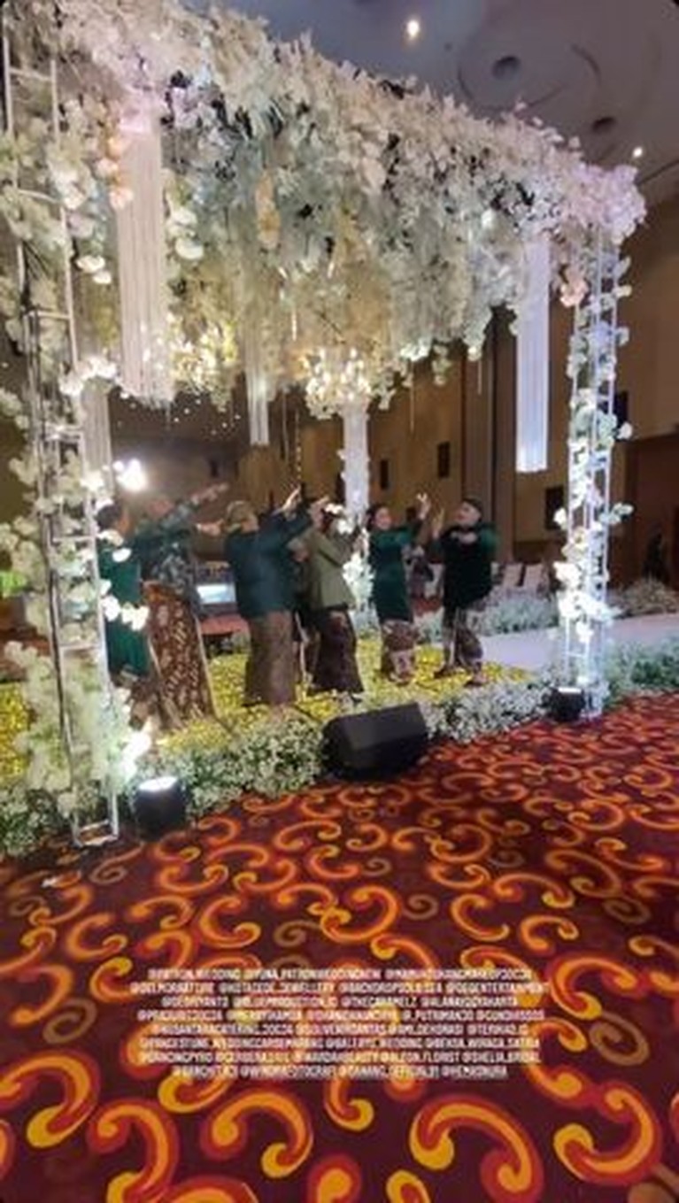 8 Momen Panggih Resepsi Pernikahan Danang DA dan Hemas Nura Kental dengan Adat Setelah resmi menikah, Danang DA dan Hemas Nura gelar resepsi pernikahan yang kental dengan adat. Yuk intip!