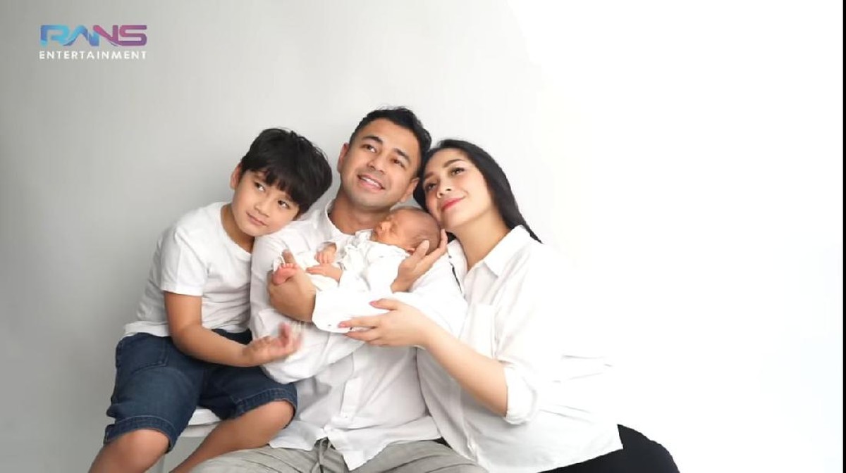 Raffi Ahmad dan Nagita Slavina beserta kedua anaknya baru melakukan pemotretan keluarga&period; Yuk intip&excl;