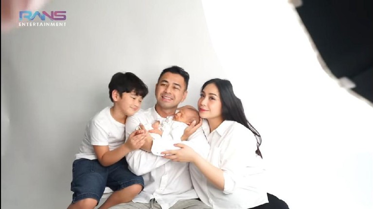 Raffi Ahmad dan Nagita Slavina beserta kedua anaknya baru melakukan pemotretan keluarga. Yuk intip!