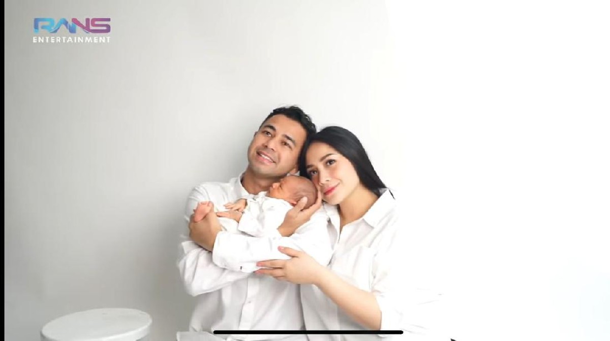 Raffi Ahmad dan Nagita Slavina beserta kedua anaknya baru melakukan pemotretan keluarga&period; Yuk intip&excl;